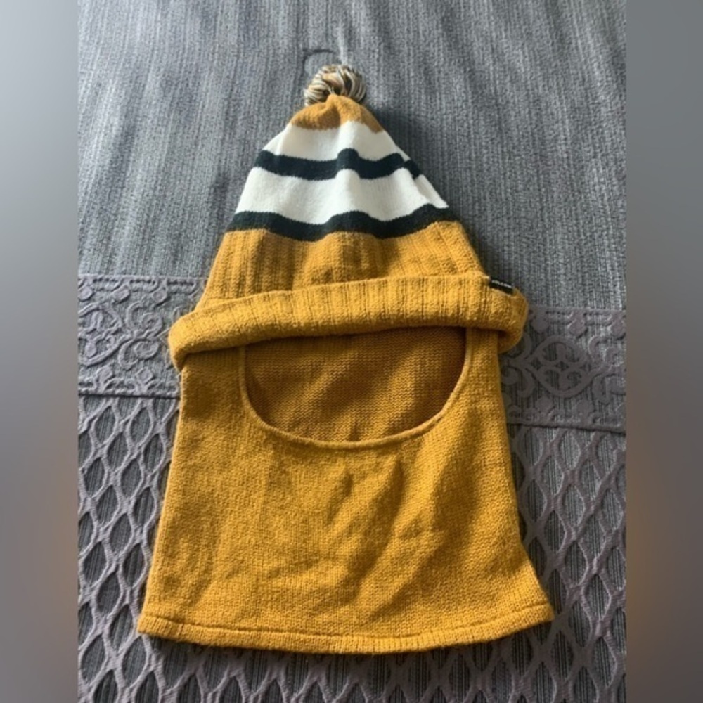 Volcom Ski Snow Winter Outdoor Beanie Hat With Pompom Orange White Black